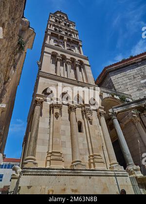 Split, Kroatien - 06 26 2015: Hohes historisches Gebäude eines antiken Turms Stockfoto