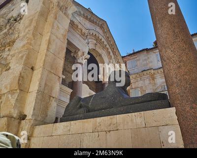 Split, Kroatien - 06 26 2015: Schwarze Sphinx-Statue vor einem historischen Gebäude im Stadtzentrum Stockfoto