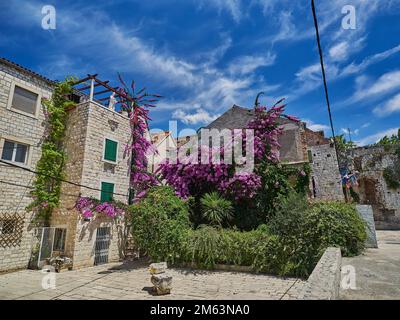 Split, Kroatien - 06 26 2015: Wunderschöne Stadtlandschaft der historischen Altstadt an einem sonnigen Tag am Mittelmeer Stockfoto