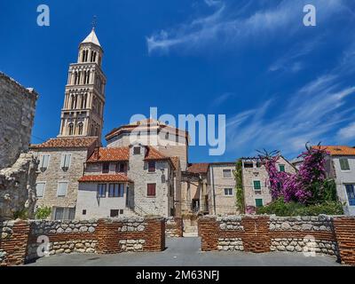 Split, Kroatien - 06 26 2015: Wunderschöne Stadtlandschaft der historischen Altstadt an einem sonnigen Tag am Mittelmeer Stockfoto