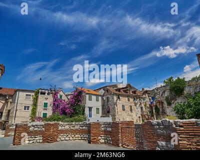 Split, Kroatien - 06 26 2015: Wunderschöne Stadtlandschaft der historischen Altstadt an einem sonnigen Tag am Mittelmeer Stockfoto