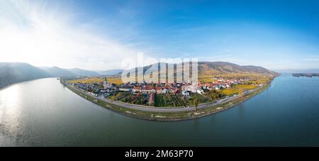Unterloiben in der Wachau, Niederösterreich. Malerisches Panoramabild der berühmten Weinregion. Stockfoto