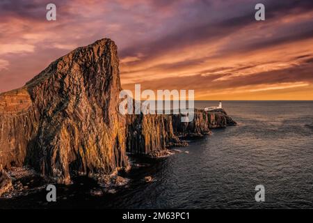 Der Leuchtturm Neist Point auf der Isle of Skye in den schottischen Highlands, der im Atlantischen Ozean liegt. Luftaufnahme bei Sonnenuntergang mit Blick auf das Light House Stockfoto