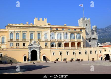Das Fürstentum Monaco wird von Prinz Albert II. Verwaltet, der Fürstentalpalast befindet sich auf dem Felsen von Monaco mit dem Ozeanograhischen Museum. Stockfoto