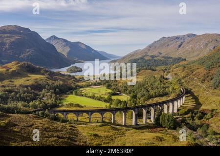 Glenfinnan Railway Viaduct in den schottischen Highlands, Schottland. Berühmtes Bogenviadukt, das von Dampfzügen in den Bergen genutzt wird. Luftaufnahme mit loch Stockfoto