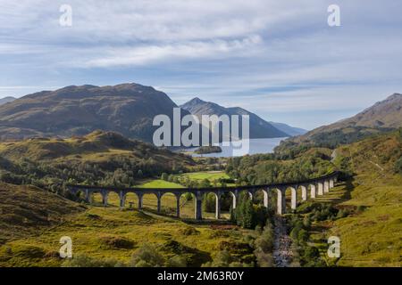 Glenfinnan Railway Viaduct in den schottischen Highlands, Schottland. Berühmtes Bogenviadukt, das von Dampfzügen in den Bergen genutzt wird. Luftaufnahme mit loch Stockfoto
