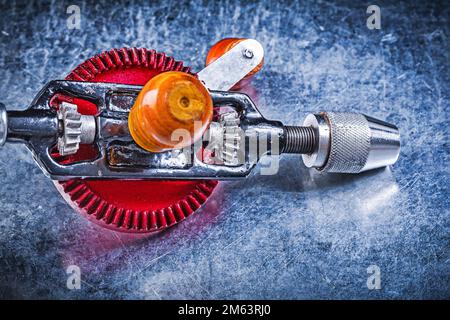 Klassische Handbohrmaschine auf metallischem Hintergrund direkt darüber. Stockfoto
