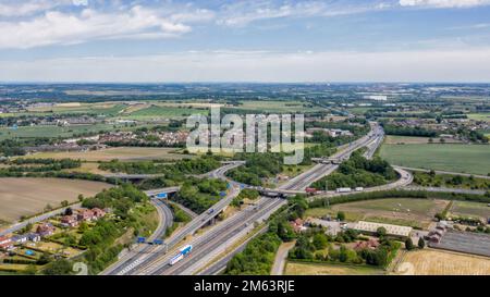 Autobahnkreuz M1 und M62 in West Yorkshire, England, Luftaufnahme der großen Straßenkreuzung mit starkem Autobahnverkehr. Stockfoto