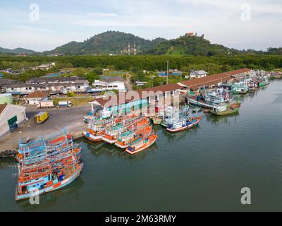 Koh Siray, Phuket, Thailand - 30. Dezember 2022: Luftaufnahme von farbenfrohen Booten im Hafen von Koy Siray in Phuket, Thailand. Stockfoto