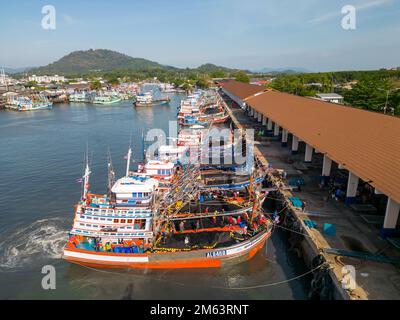 Koh Siray, Phuket, Thailand - 28. Dezember 2022: Luftaufnahme von farbenfrohen Booten im Hafen von Koy Siray in Phuket, Thailand. Stockfoto