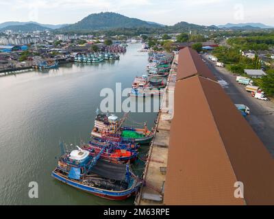 Koh Siray, Phuket, Thailand - 30. Dezember 2022: Luftaufnahme von farbenfrohen Booten im Hafen von Koy Siray in Phuket, Thailand. Stockfoto