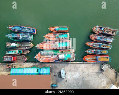 Koh Siray, Phuket, Thailand - 28. Dezember 2022: Luftaufnahme von farbenfrohen Booten im Hafen von Koy Siray in Phuket, Thailand. Stockfoto