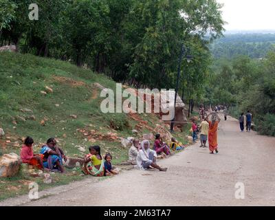 PFAD ZU MAHAKALA HÖHLEN, MIT ARMEN MENSCHEN, DIE AUF ALMOSEN WARTEN, DUNGESHWARI BERG, BODHGAYA, BIHAR, INDIEN, ASIEN Stockfoto