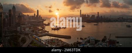 Panorama von Hong Kong Island, Victoria Harbour und Kowloon bei Sonnenuntergang, Blick nach Westen vom Excelsior Hotel in Causeway Bay, 2011 (42Mpx) Stockfoto