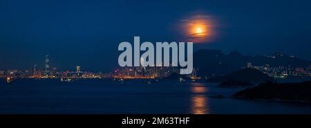 Panoramablick auf den Vollmond über dem Victoria Peak, mit der Skyline von Hong Kong Island und Kowloon bei Nacht, 2011 (46Mpx) Stockfoto