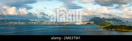 Hochauflösendes Panorama der Skyline von Hong Kong Island und Kowloon im Nachmittagssonnenlicht, Blick von Lantau Island, 2012 (107Mpx) Stockfoto