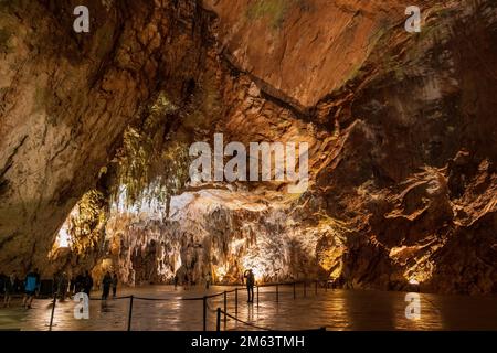 Postojna, Slowenien - 15. Juli 2022: Die Höhle von Postojna (slowenisch: Postojnska jama) mit fantastischem Innenraum, großer Kammer in der Nähe des Ausgangs, unterirdische Felsform Stockfoto