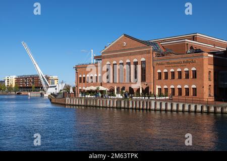 Danzig, Polen - 4. Oktober 2022 - Polnisches Gebäude der Frederic Chopin Philharmonie auf der Insel Olowianka am Fluss Motlawa. Stockfoto