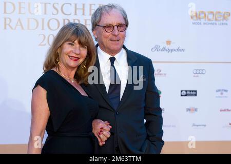ARCHIVFOTO: Schauspieler Günther Maria HALMER feiert am 5. Januar 2023 seinen 80. Geburtstag, Günther Maria HALMER (rechts, Schauspieler) mit seiner Frau Claudia HALMER, Präsentation des Deutschen Radiopreises 2012 in Hamburg am 6. September 2012. ? Stockfoto