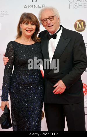 ARCHIVFOTO: Schauspieler Günther Maria HALMER feiert seinen 80. Geburtstag am 5. Januar 2023, Günther Maria Halmer mit seiner Frau Claudia Halmer. 43. Deutscher Filmball Roter Teppich, Roter Teppich, am 16.1.2016. H otel B ayerischer H of, München. Stockfoto