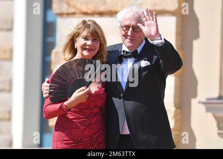 ARCHIVFOTO: Schauspieler Günther Maria HALMER feiert seinen 80. Geburtstag am 5. Januar 2023, Günther Maria HALMER (Schauspieler) mit seiner Frau Claudia bei ihrer Ankunft. Eröffnung des Bayreuth Richard Wagner Festivals 2019. Roter Teppich am 25. Juli 2019. Green Hill? Stockfoto