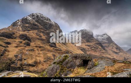 Die Three Sisters Mountains, Glencoe im schottischen Hochland. Die berühmten drei Gipfel von Glencoe. In der Nähe von Fort William und Loch Ness Scotland. Stockfoto