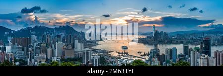 Hochauflösendes Panorama von Hong Kong Island, Victoria Harbour und Kowloon bei Sonnenuntergang, Blick nach Westen von Braemar Hill, 2016 (173Mpx) Stockfoto