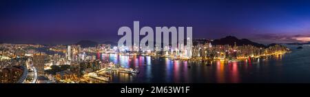 Hochauflösendes Panorama von Tsim Sha Tsui, Kowloon, Victoria Harbour und Hong Kong Island in der Abenddämmerung, Blick nach Süden von Ebene 85 des ICC, 2017 (135Mpx) Stockfoto