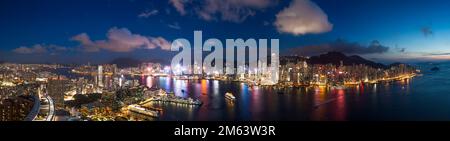 Hochauflösendes Panorama von Tsim Sha Tsui in Kowloon, Victoria Harbour und Hong Kong Island in der Dämmerung, Blick nach Süden von Ebene 85 des ICC, 2017 (135Mpx) Stockfoto