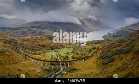 Glenfinnan Railway Viadukt in den schottischen Highlands. Berühmtes Bogenviadukt, das von Dampfzügen genutzt wird. Aus der Vogelperspektive mit Loch Stockfoto