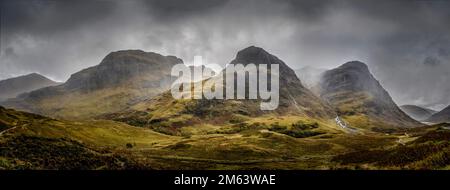 Die Three Sisters Mountains, Glencoe im schottischen Hochland. Die berühmten drei Gipfel von Glencoe. In der Nähe von Fort William und Loch Ness Scotland. Stockfoto