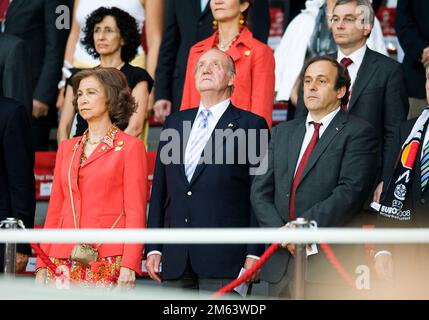 ARCHIVFOTO: König JUAN CARLOS von Spanien feiert seinen 85. Geburtstag am 5. Januar 2023, rechts nach links Michel PLATINI (Frankreich, Präsident der UEFA), König Juan Carlos I. von Spanien mit seiner Frau Sophia in der Tribune; Finale, Spiel 31, Deutschland (GER) - Spanien (ESP) 0:1, am 29. Juni 2008 in Wien; Euro 2008, Euro 2008, Fußball-Europameisterschaft 2008 in der Schweiz/Österreich ab 07,06. - 06/29/2008; ? Stockfoto