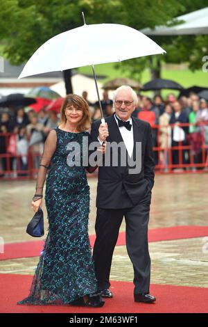 ARCHIVFOTO: Schauspieler Günther Maria HALMER feiert am 5. Januar 2023 seinen 80. Geburtstag, Schauspieler Günther Maria HALMER mit seiner Frau Claudia. Eröffnung des Bayreuth Richard Wagner Festivals 2017. Roter Teppich am 25. Juli 2017. Gruener Huegel, Festspielhaus. Bayreuth. Stockfoto