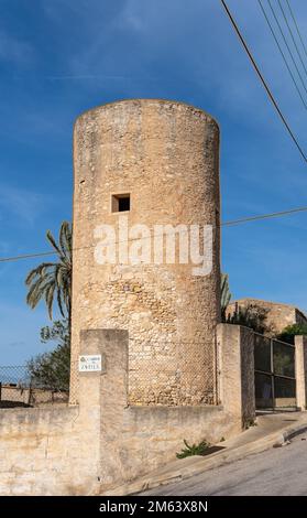 Felanitx, Spanien; dezember 30 2022: Alte Steinmühle, die in der mallorquinischen Stadt Felanitx, Spanien, in einen Wassertank umgewandelt wurde Stockfoto