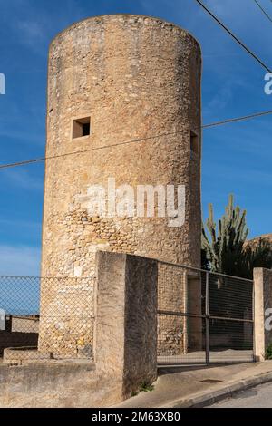 Felanitx, Spanien; dezember 30 2022: Alte Steinmühle, die in der mallorquinischen Stadt Felanitx, Spanien, in einen Wassertank umgewandelt wurde Stockfoto