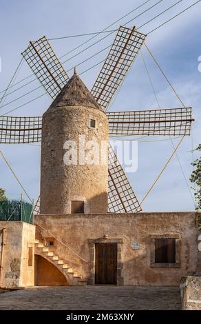 Felanitx, Spanien; dezember 30 2022: Alte Steinmühle, die in ein Haus namens molino de n'hereu umgewandelt wurde, in der mallorquinischen Stadt Felanitx, Spanien Stockfoto