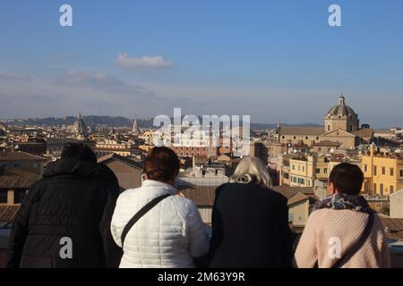 Rom, Italien - 1. Januar 2023: Panoramablick auf die Hauptstadt von den Kapitolinischen Museen Stockfoto