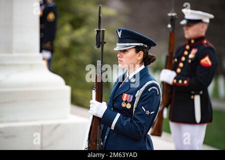 Mitglieder der Streitkräfte unterstützen eine Kranzbeweihungszeremonie mit voller Auszeichnung am Grab des unbekannten Soldaten auf dem Nationalfriedhof Arlington, Arlington, Virginia, am 30. März 2022. Der Kranz wurde von der deutschen Verteidigungsministerin Christine Lambrecht gelegt. Stockfoto