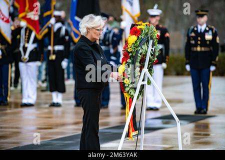 Die deutsche Verteidigungsministerin Christine Lambrecht nimmt am 30. März 2022 am Grab des unbekannten Soldaten auf dem Nationalfriedhof Arlington, Arlington, Virginia, Teil an einer Zeremonie der Streitkräfte mit voller Ehrung zum Kranzlavieren. Stockfoto