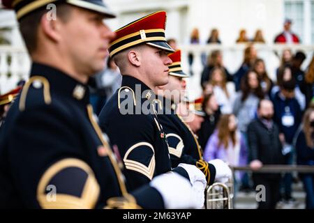 Mitglieder der USA Army Band, „Pershing's Own“ unterstützen eine Kranzbeweihung der Streitkräfte mit vollen Auszeichnungen am Grab des unbekannten Soldaten auf dem Arlington National Cemetery, Arlington, Virginia, 30. März 2022. Der Kranz wurde von der deutschen Verteidigungsministerin Christine Lambrecht gelegt. Stockfoto