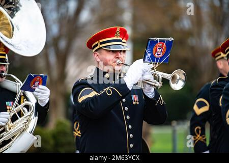 Mitglieder der USA Army Band, „Pershing's Own“ unterstützen eine Kranzbeweihung der Streitkräfte mit vollen Auszeichnungen am Grab des unbekannten Soldaten auf dem Arlington National Cemetery, Arlington, Virginia, 30. März 2022. Der Kranz wurde von der deutschen Verteidigungsministerin Christine Lambrecht gelegt. Stockfoto