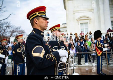 Mitglieder der USA Army Band, „Pershing's Own“ unterstützen eine Kranzbeweihung der Streitkräfte mit vollen Auszeichnungen am Grab des unbekannten Soldaten auf dem Arlington National Cemetery, Arlington, Virginia, 30. März 2022. Der Kranz wurde von der deutschen Verteidigungsministerin Christine Lambrecht gelegt. Stockfoto