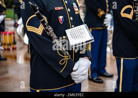 Mitglieder der USA Army Band, „Pershing's Own“ unterstützen eine Kranzbeweihung der Streitkräfte mit vollen Auszeichnungen am Grab des unbekannten Soldaten auf dem Arlington National Cemetery, Arlington, Virginia, 30. März 2022. Der Kranz wurde von der deutschen Verteidigungsministerin Christine Lambrecht gelegt. Stockfoto