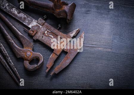 Nahaufnahme alter rosteter Werkzeuge auf alter Tafel. Stockfoto