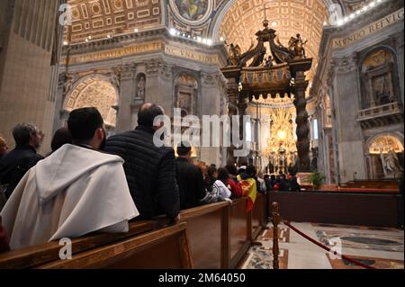 , Vatikan. 02. Januar 2023. Die Leute stellen sich in der St. Peters Basilika zum Abschied von Papst Emeritus Benedict XVI Der Papst Emeritus starb am Samstag im Alter von 95 Jahren, sein Körper liegt in St. Petersdom. Kredit: Johannes Neudecker/dpa/Alamy Live News Stockfoto