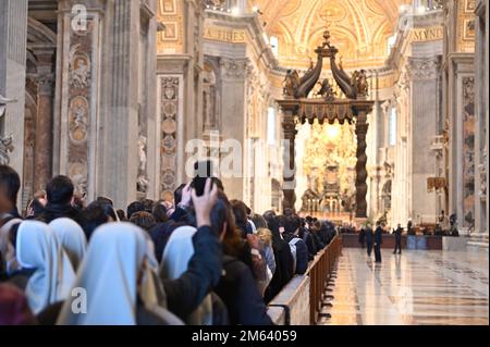 , Vatikan. 02. Januar 2023. Die Leute stellen sich in der St. Peters Basilika zum Abschied von Papst Emeritus Benedict XVI Der Papst Emeritus starb am Samstag im Alter von 95 Jahren, sein Körper liegt in St. Petersdom. Kredit: Johannes Neudecker/dpa/Alamy Live News Stockfoto