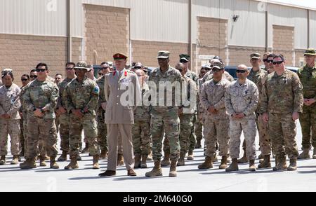 Das 1. Bataillon Welsh Guards, Corps of Drums, tritt während Oberst Neil Unsworth OBE, Commander der britischen Streitkräfte, und U.S. auf Luftwaffenbrücke. Gen. Brandon D. Parker, Stabschef der Joint Task Force-Operation Inhärent Resolve (CJTF-OIR), beobachten die verschiedenen Songs, die auf dem CJTF-OIR-Komplex am 30. März 2022 in Camp Arifjan, Kuwait, gespielt werden. Die britische Armee unterhält ein Trommelkorps in jedem Foot Guards Bataillon. Der Zug besteht aus Wachmännern, die Trommeln und Hornwörter spielen. Mehrere Trommelkorps können bei bestimmten Anlässen „zusammengedrängt“ werden. Alle Mitglieder der Co Stockfoto