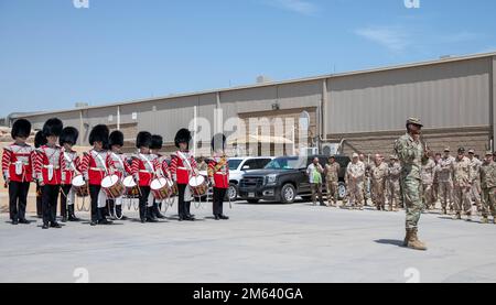 Das 1. Bataillon, Walisische Garde, Trommelkorps, erhält Dankesworte aus den USA Luftwaffenbrücke. Generalleutnant Brandon D. Parker, Stabschef für die kombinierte gemeinsame Task Force-Operation inhärent Resolve (CJTF-OIR) im CJTF-OIR-Komplex vom 30. März 2022 in Camp Arifjan, Kuwait. Die britische Armee unterhält ein Trommelkorps in jedem Foot Guards Bataillon. Der Zug besteht aus Wachmännern, die Trommeln und Hornwörter spielen. Mehrere Trommelkorps können bei bestimmten Anlässen „zusammengedrängt“ werden. Alle Mitglieder des Korps werden Trommler genannt (kurz „DMR“), unabhängig vom Instrument, das sie spielen. Stockfoto