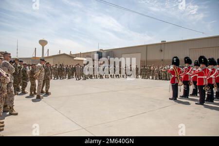 Multinationale Militärangehörige stehen am 30. März 2022 in Camp Arifjan, Kuwait, und beobachten das 1. Bataillonskorps der Walisischen Garde während ihrer Aufführung auf dem Combined Joint Task Force - Operation Inhärent Resolve (CJTF-OIR)-Gelände. Die britische Armee unterhält ein Trommelkorps in jedem Foot Guards Bataillon. Der Zug besteht aus Wachmännern, die Trommeln und Hornwörter spielen. Mehrere Trommelkorps können bei bestimmten Anlässen „zusammengedrängt“ werden. Alle Mitglieder des Korps werden Trommler genannt (kurz „DMR“), unabhängig vom Instrument, das sie spielen. Stockfoto