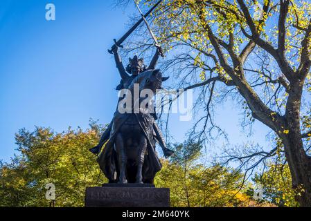 King Jagiełło Monument, eine Pferdeskulptur von Władysław II. Jagiełło, König von Polen im Central Park, New York City, USA Stockfoto